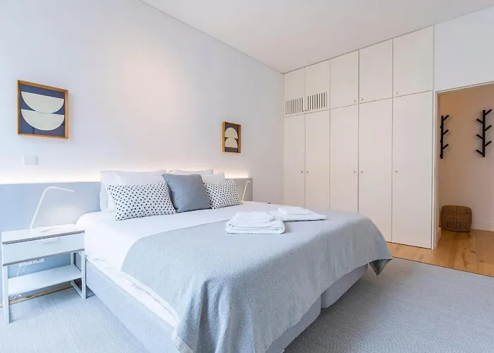 Modern Rustic Flat In Santos By Lovelystay