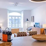 Modern Rustic Flat In Santos By Lovelystay 아파트